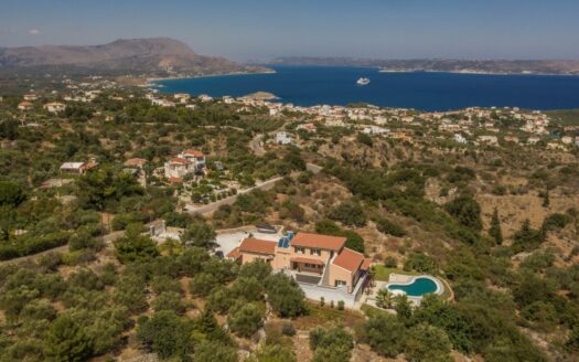 VILLA DIVISEE EN 4 APPARTEMENTS AVEC PISCINE, PLAKA, CRETE