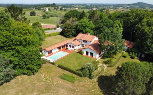 SOUS COMPROMIS – PROPRIETE AVEC PISCINE – USTARITZ